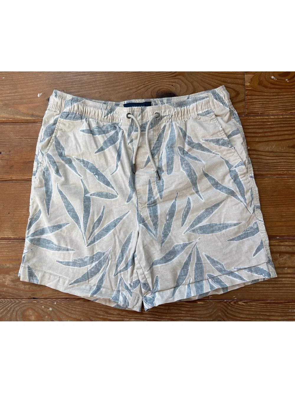 American Eagle Men’s Flex 6.5” Lived-In Trekker Shorts Small Tropical Leaf